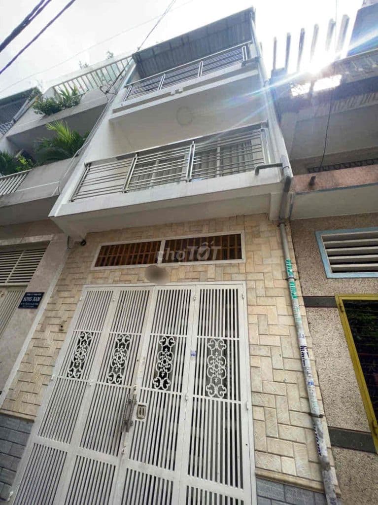 BÁN NHÀ HẺM XE HƠI SÁT MẶT TIỀN TRẦN PHÚ Q5