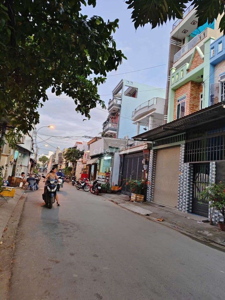 Nhà chính chủ bốn lầu mặt tiền xuân thới đông - Ảnh 3