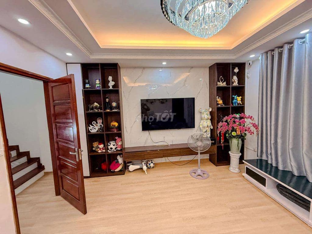 Xuân Thủy, ngõ nông, 3 gác tránh xe máy, mới đẹp, full đồ, ở luôn