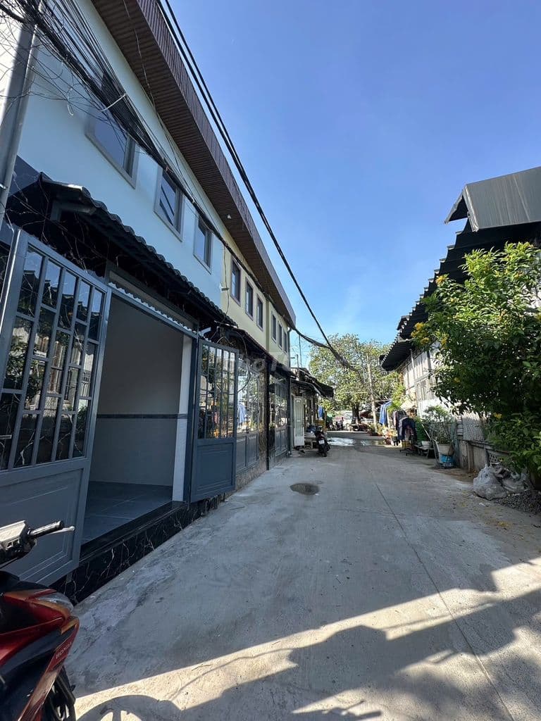 Bán nhà mới MT đường C4 Phạm Hùng, gần sông, đi Q1,5,6,7 chỉ 10 phút