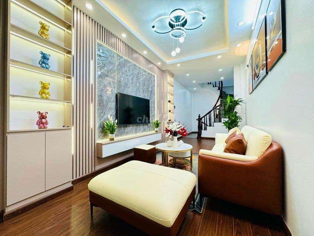 Hoàng Quốc Việt, gần phố, 3 gác đỗ, full đồ, ở luôn