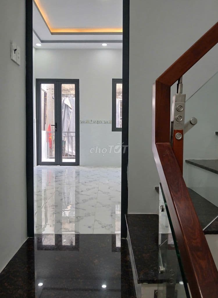 NHÀ Ở NGAY LLQUÂN- HOÀ BÌNH DT; 4 X 8,9M 2 LẦU BTCT CÁCH MT 20M - Ảnh 2