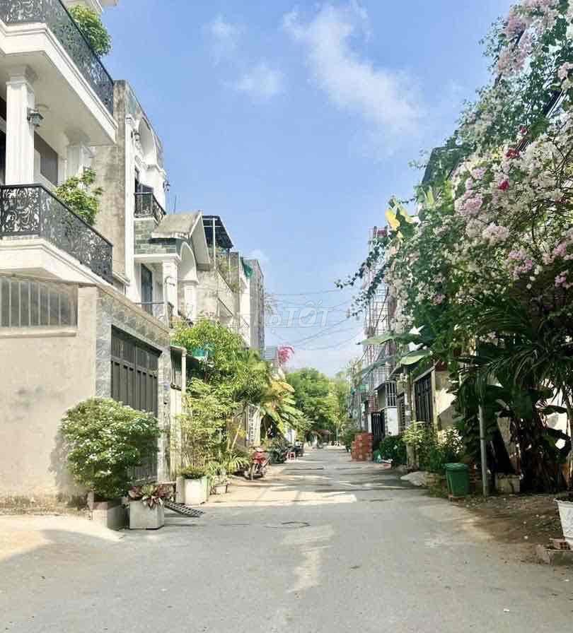 Nhà 3 tầng, hẻm xe hơi, P. Long Trường Quận 9 giá 4,25 tỷ