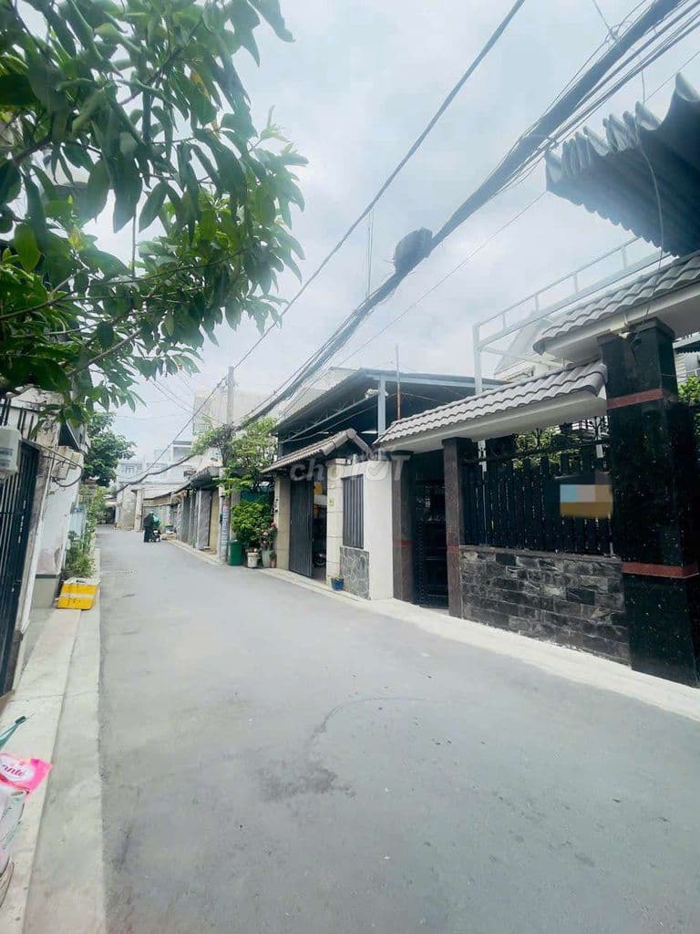 nhà sân xe hơi ngay cổng khu đô thị vạn phúc chỉ 7,5 tỷ thương lượng