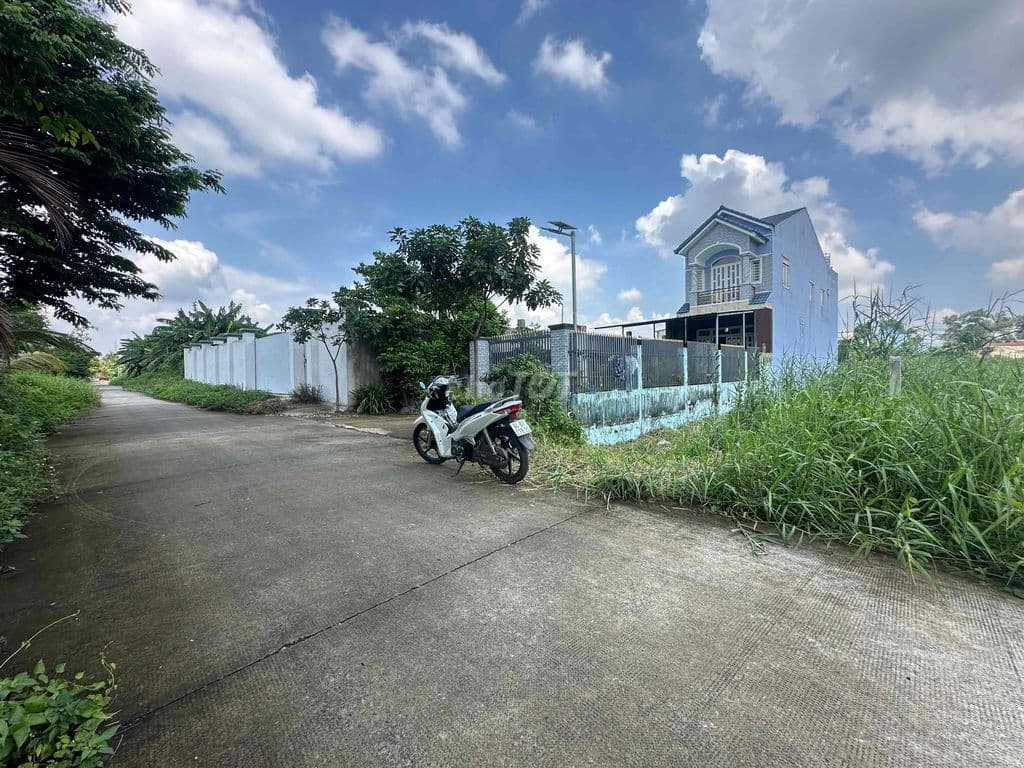 352m2 có 232m2 thổ cư MT đường Lô B( Thanh Niên) xã Phạm Văn Hai