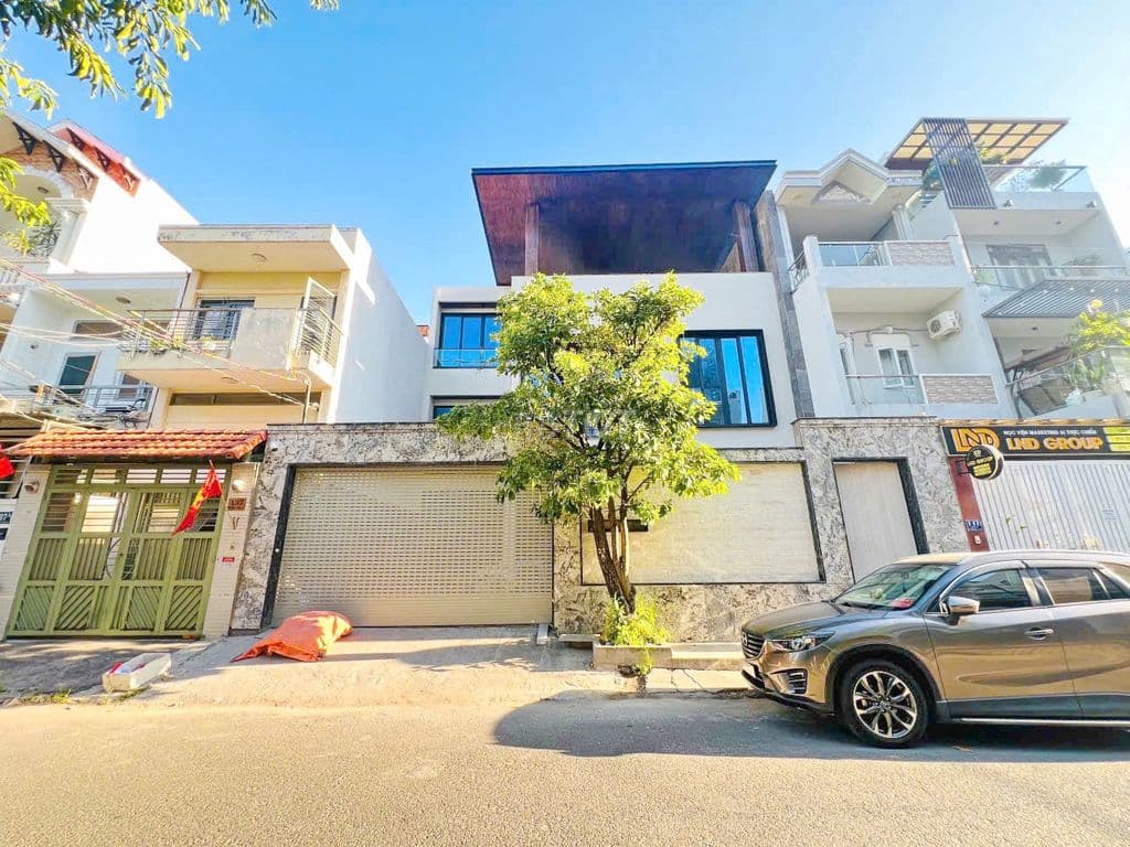 Biệt thự 12x20m, 3 tầng, sân vườn mặt tiền đường số Tân Quy Q7