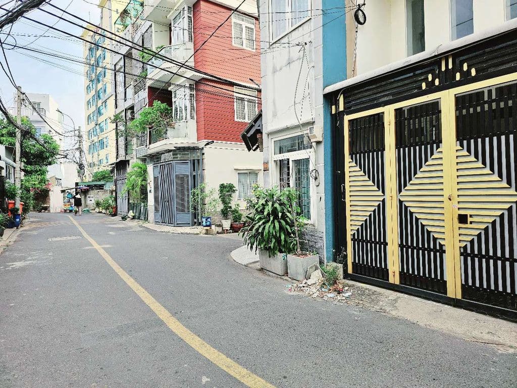 NHÀ 2 TẦNG ĐƯỜNG XE HƠI 6M NGAY VINCOM LÊ VĂN VIỆT, hơn 5 TỶ