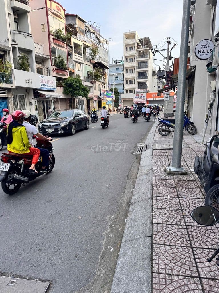 Giá rẻ, mặt tiền Huỳnh Văn Bánh, 4Tầng, 6PN, thu nhập tốt - Ảnh 2