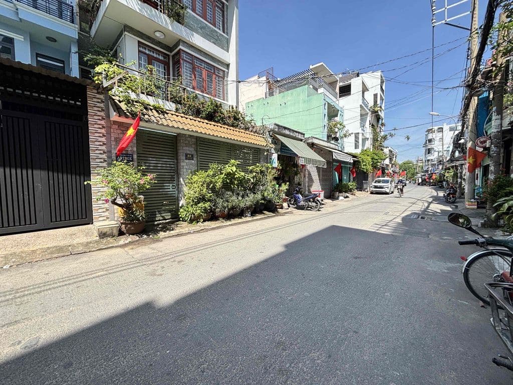 Hơn 3 tỷ, Gần 30m2, Hẻm thông, Vài bước ra mặt tiền, CV Làng Hoa