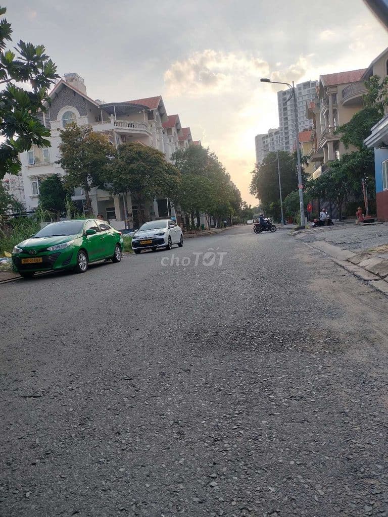 Bán Nhà Mặt Tiền DT:5x18 nhà 3Lầu phường Tân phong Quận 7 đường 20m