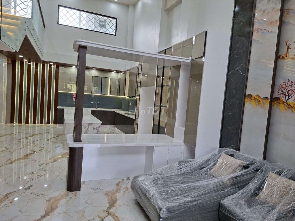 Bán nhà ở cao cấp 4 tầng có hồ bơi và thang máy tại Nguyễn Văn Tạo