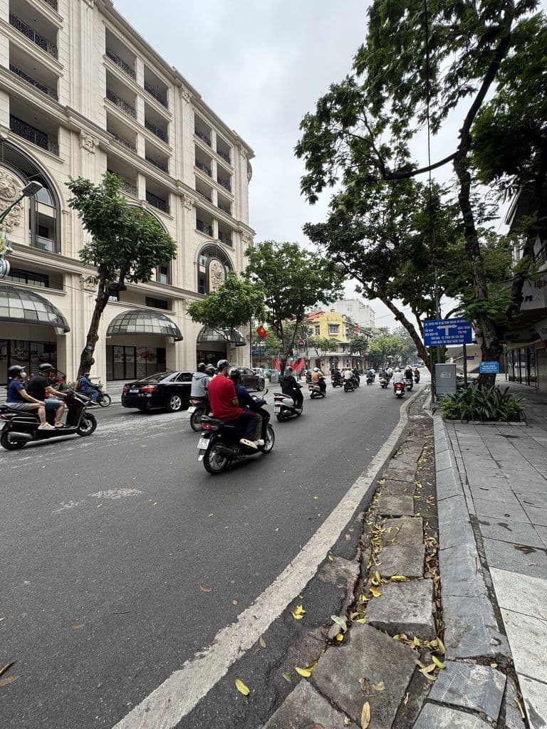 Cho thuê nhà nguyên căn mặt phố Hàng Bài - vị trí đắc địa. - Ảnh 2