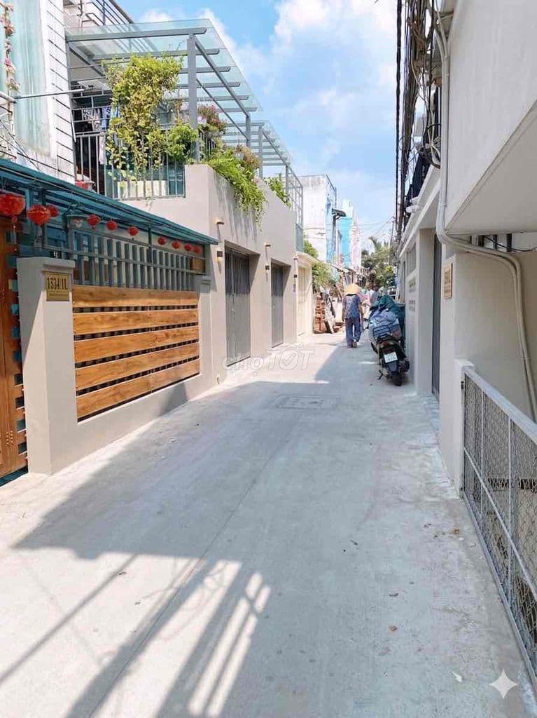 MUA ĐẤT TẶNG NHÀ 3 TẦNG - NGANG 8M BỀ THẾ (105m2) - Gần CẦU LONG KIỂNG