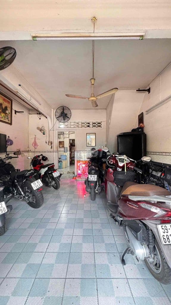 MT NGUYỄN HỒNG ĐÀO , NGANG 6.2M , THANG MÁY XỊN XÒ