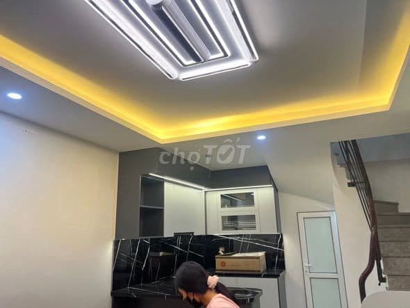 Nhà Ngọc Thuỵ 3 tầng 2 ngủ ô tô đỗ cổng