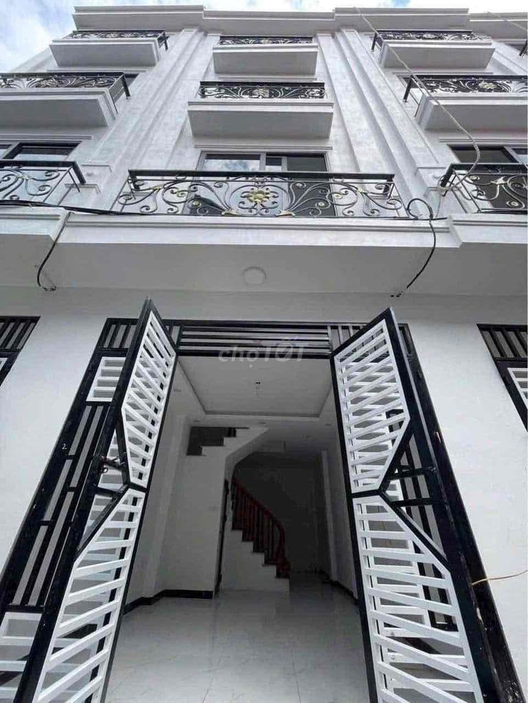 3,3 tyr Nhà mới 40m2 cạnh trường ĐH thể dục thể thao