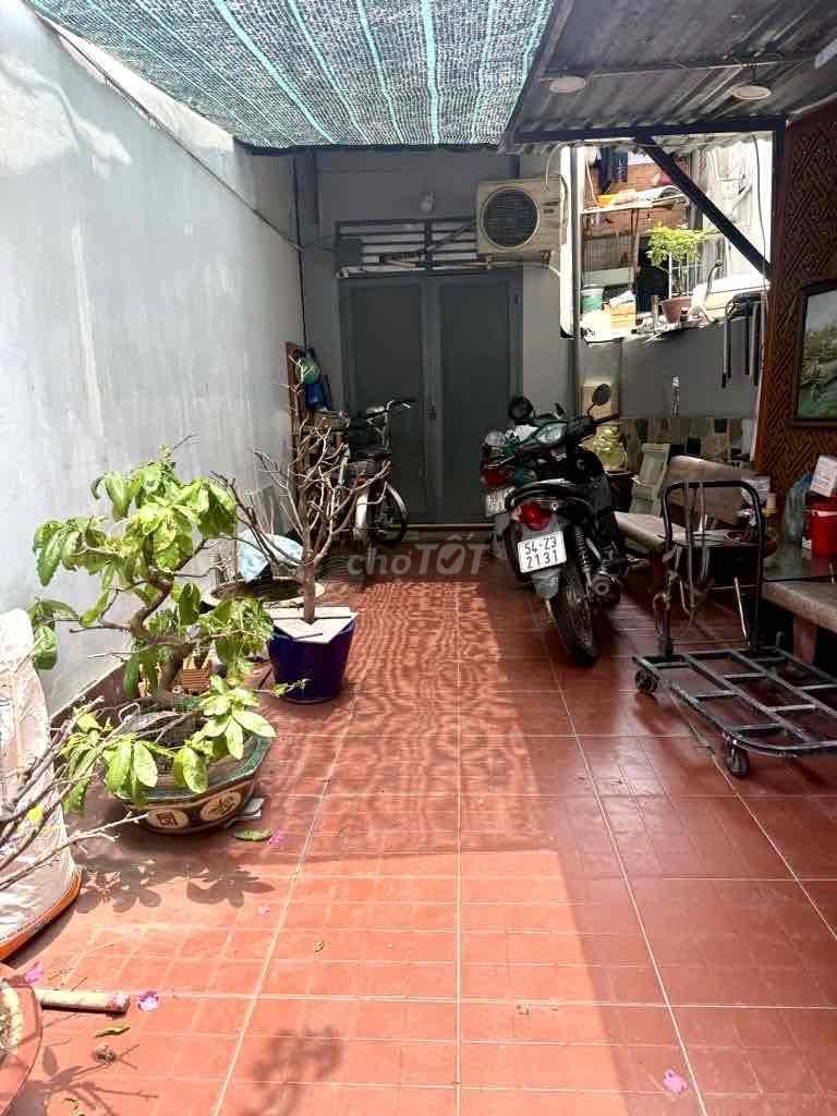 BÁN NHÀ 2 TÀNG KẾ HẺM XE HƠI, NGANG 3.9M, Đ.ĐOÀN VĂN BƠ,.