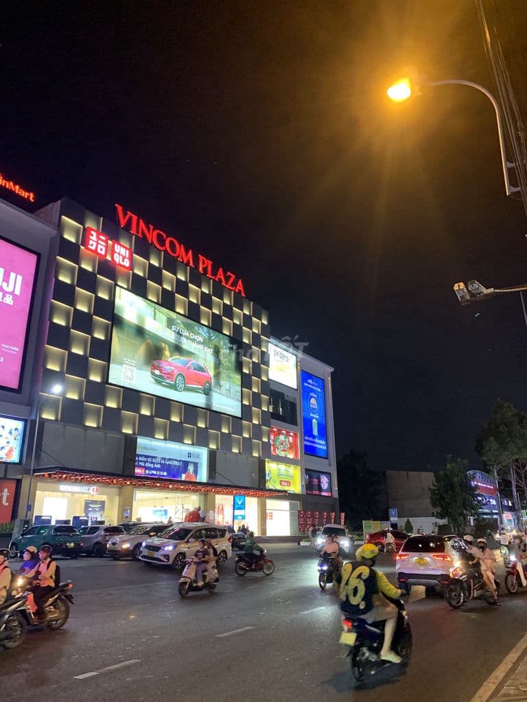 6,4ty mt đường 8 sát vicom q9. Cách 30m góc nhieu mt chính. Kd đa ngàn