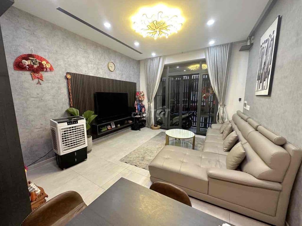 Nhà mặt tiền hẻm 8m, khu vực nhà phố thông - Ảnh 2