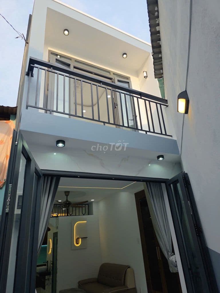 NHÀ MỚI KENG CÓ SÂN CHƠI TRẺ EM RIÊNG SÁT MT LẠC LONG QUÂN P8 TB