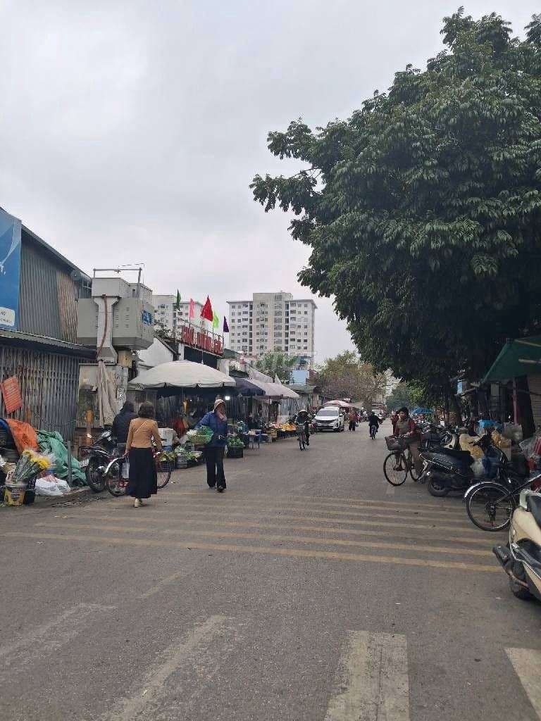 BÁN NHÀ GẦN TRUNG TẦM THƯƠNG MAI LONH BIÊN 56M2 GIÁ CHỈ HƠN 100TR/M2 - Ảnh 2