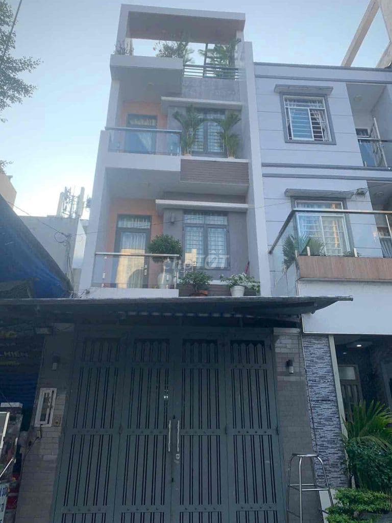 Nhà 4 tầng vòng xoay Phú Hữu sát Quận 2 lên cao tốc chỉ 500m