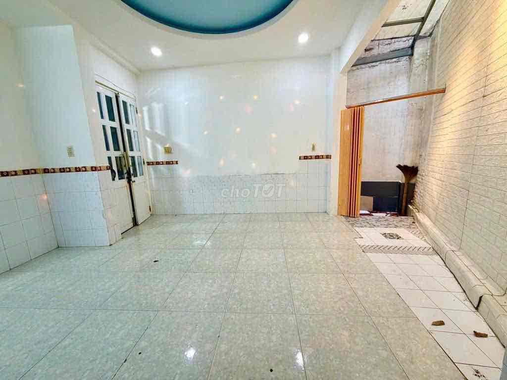 NHÀ PHÚ NHUẬN GIÁ TỐT – 3 TẦNG KIÊN CỐ – SÁT QUẬN 1 – CHỈ NHỈNH 2 TỶ - Ảnh 3
