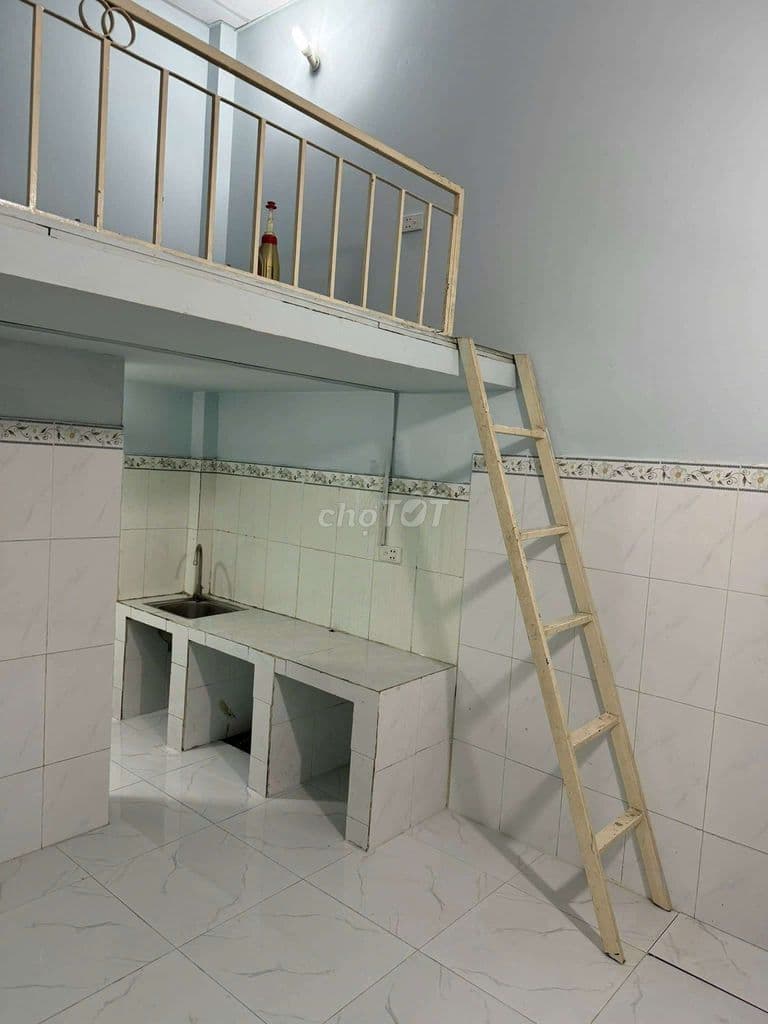 bán nhà nguyên căn giá rẻ 1 trệt 1 gác lững 2 phòng ngủ.1 wc