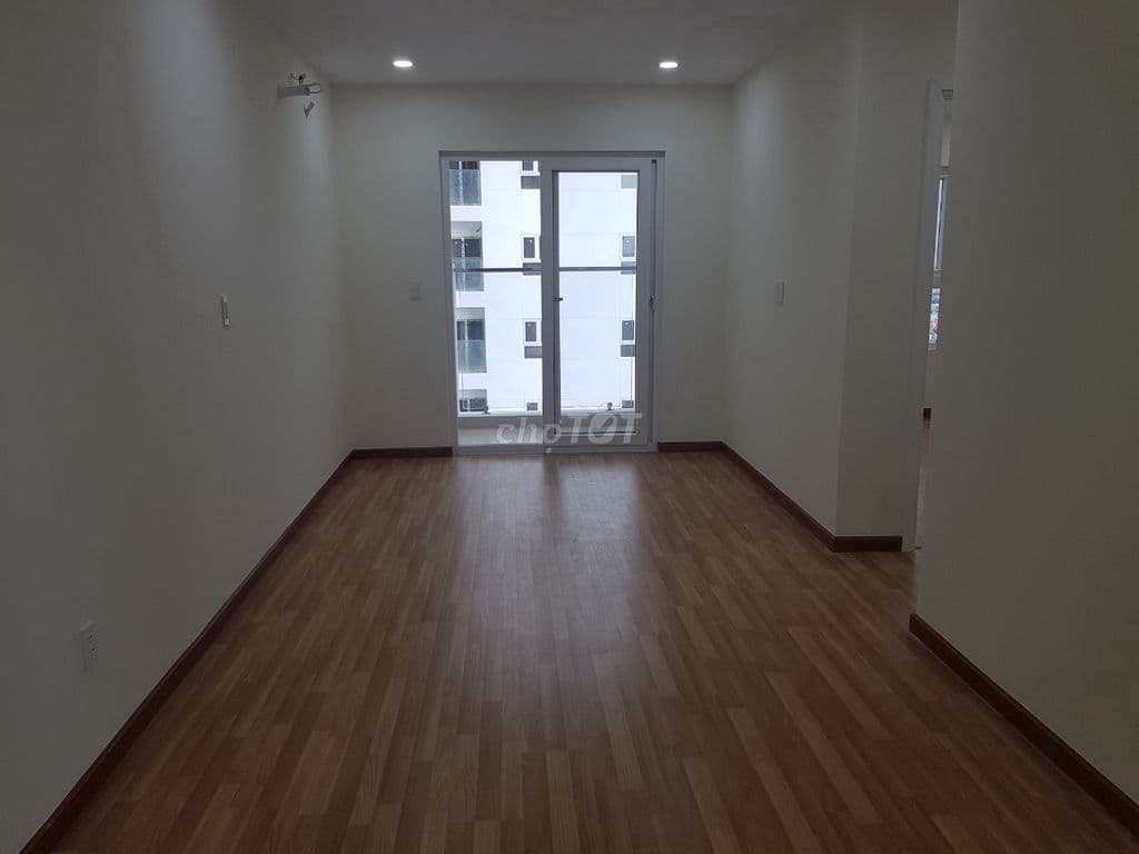 Bán căn 2 phòng ngủ Lô C view hồ bơi