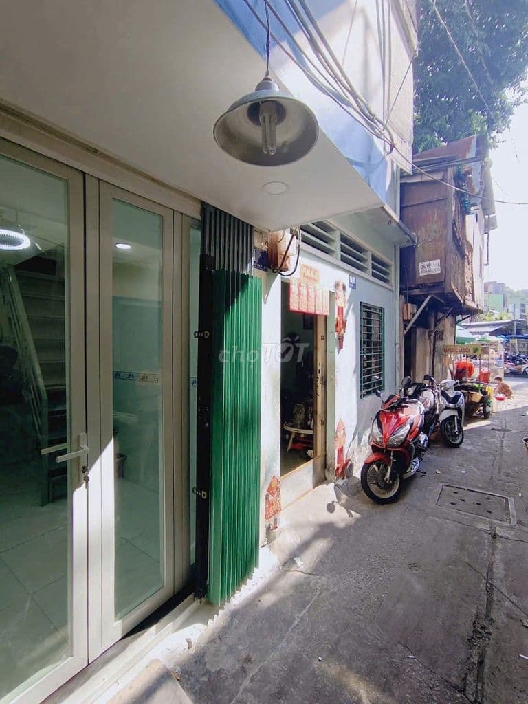 NHÀ TRỆT 2 LẦU GẦN BV CHỢ RẪY, SÁT MT LÊ ĐẠI HÀNH P4 Q11