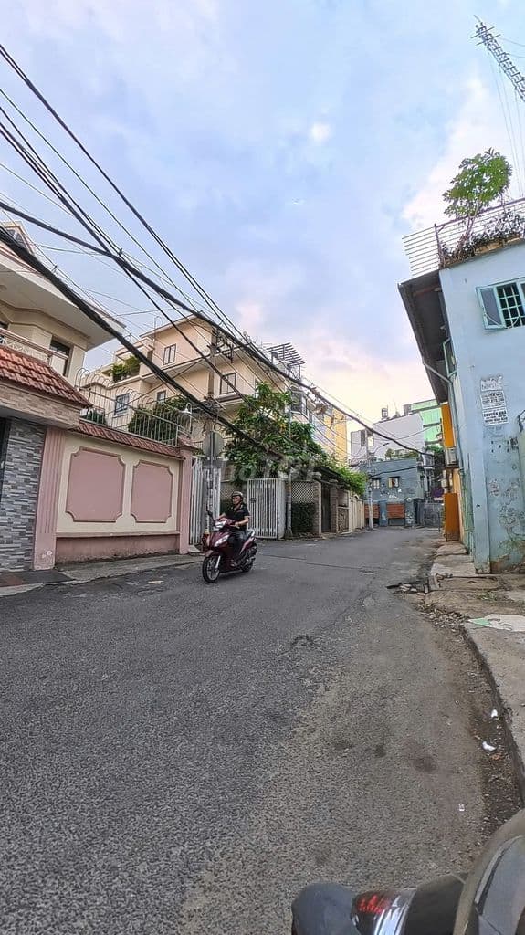 Mặt tiền Nguyễn Đình Chính, 90m² / 11 Tỷ.