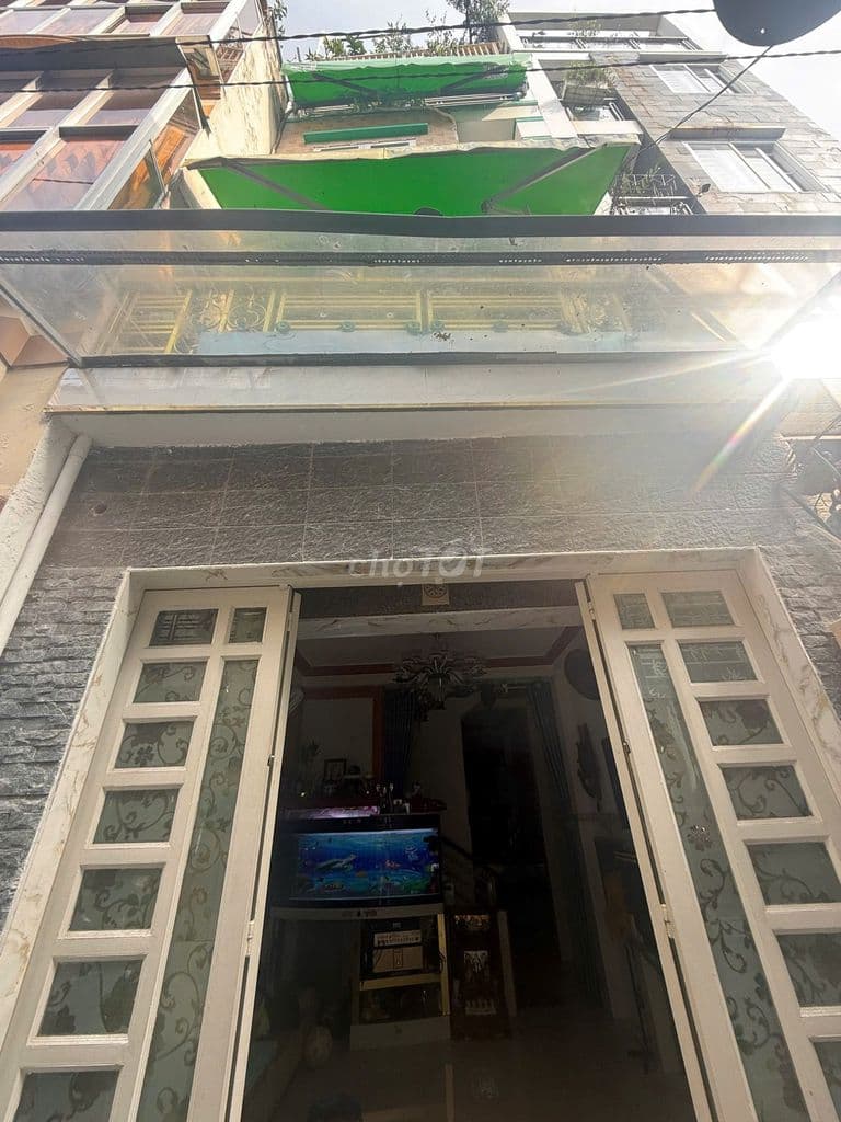 NHÀ 5 PN - KẾ UEH - DT 25TR/TH - SÁT MẶT TIỀN - NGUYỄN TRI PHƯƠNG, Q10