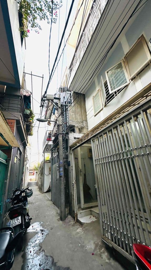 nhà 3 tầng. gần mặt tiền. cạnh kdc Hồng Long. đường Hiệp Bình hbp