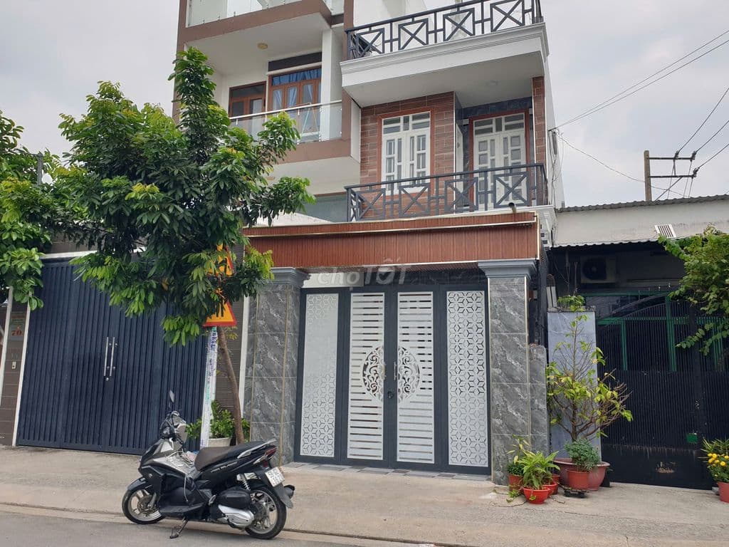 Nhà mặt tiền kdbb 4m*22m, lầu + sân thượng, gần chợ Xuân Thới Thượng