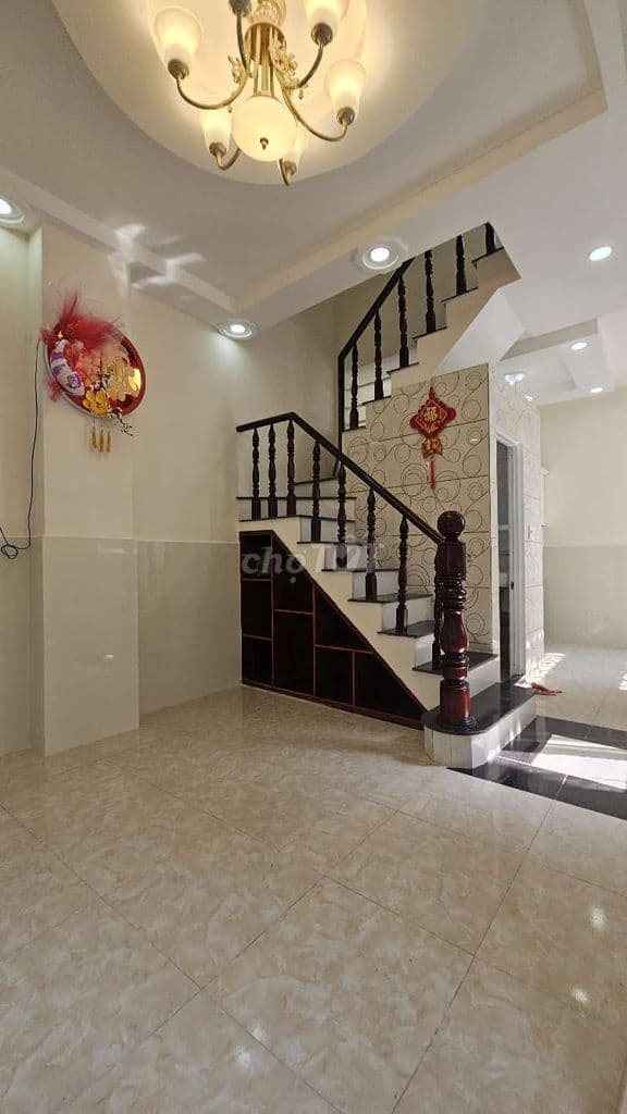 Nhà góc thông thoáng gần mặt tiền 2 lầu đúc