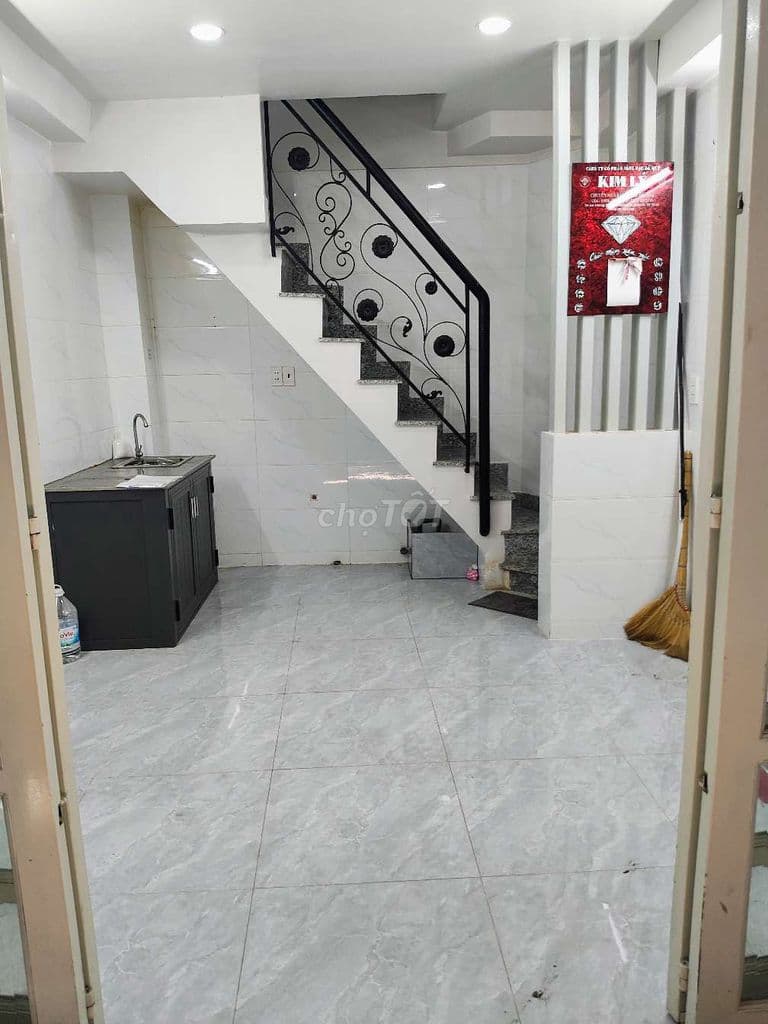 nhà nguyên căn sổ riêng.hoàn công đủ