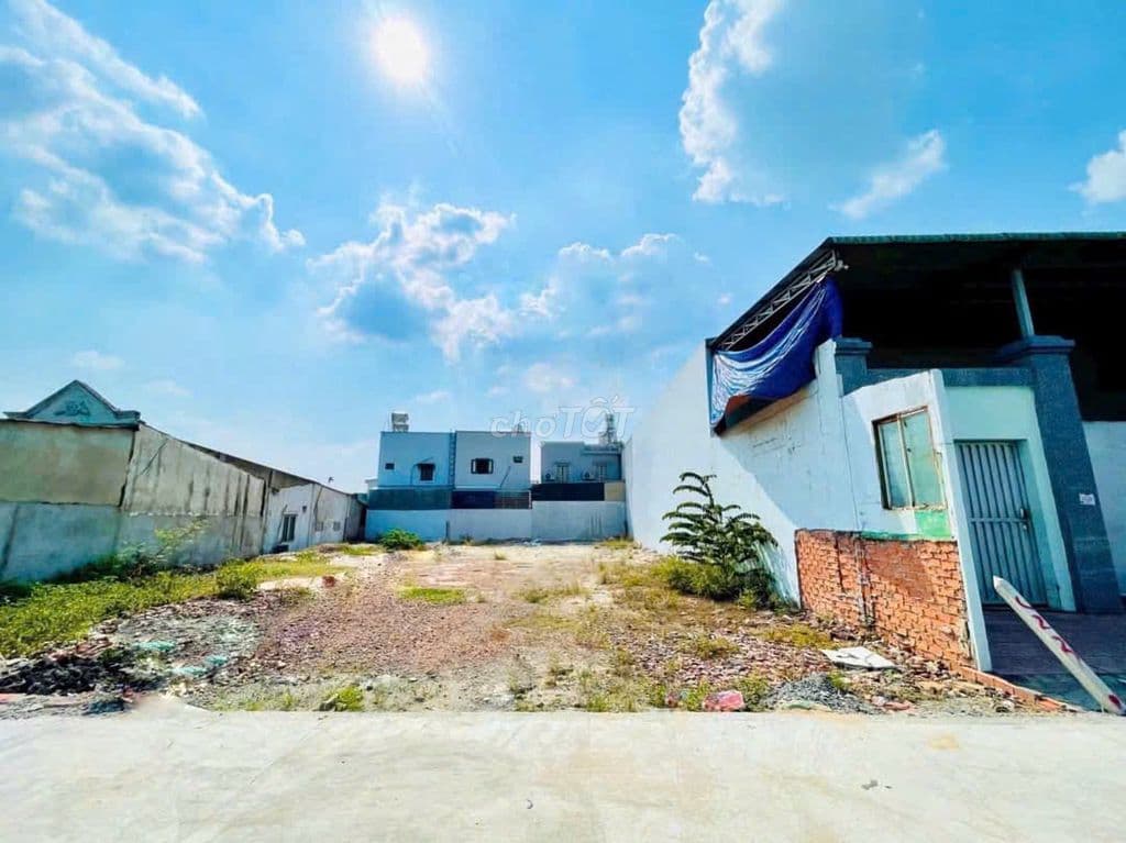 Bán 150m² đất cực đẹp mặt tiền đường Suối Lội , giá 1 tỷ 250tr , SHR