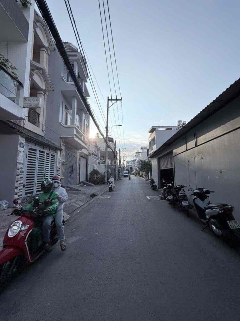 Hẻm xe hơi ra vào. gần trường Đại học Công Thương