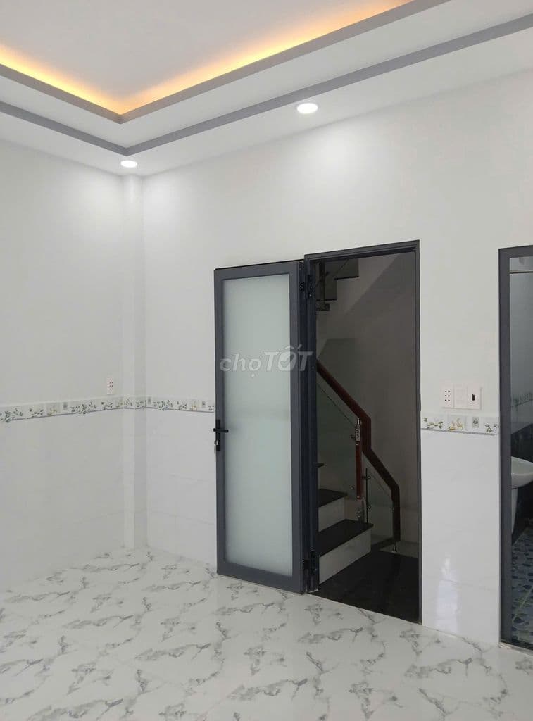 NHÀ Ở NGAY LLQUÂN- HOÀ BÌNH DT; 4 X 8,9M 2 LẦU BTCT CÁCH MT 20M - Ảnh 3