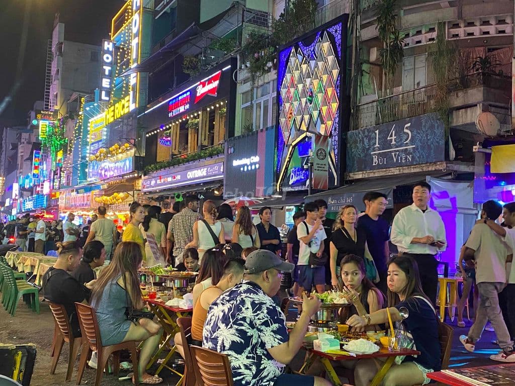 Đi định cư mỹ sang lại quán ăn phố Bùi Viện
