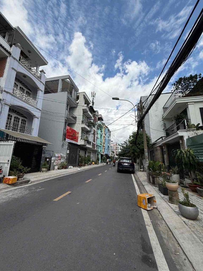 Nhà Nát mặt tiền đường số cạnh Nguyễn Thị Thập - Q.7- DT:4x18m CN 72m2