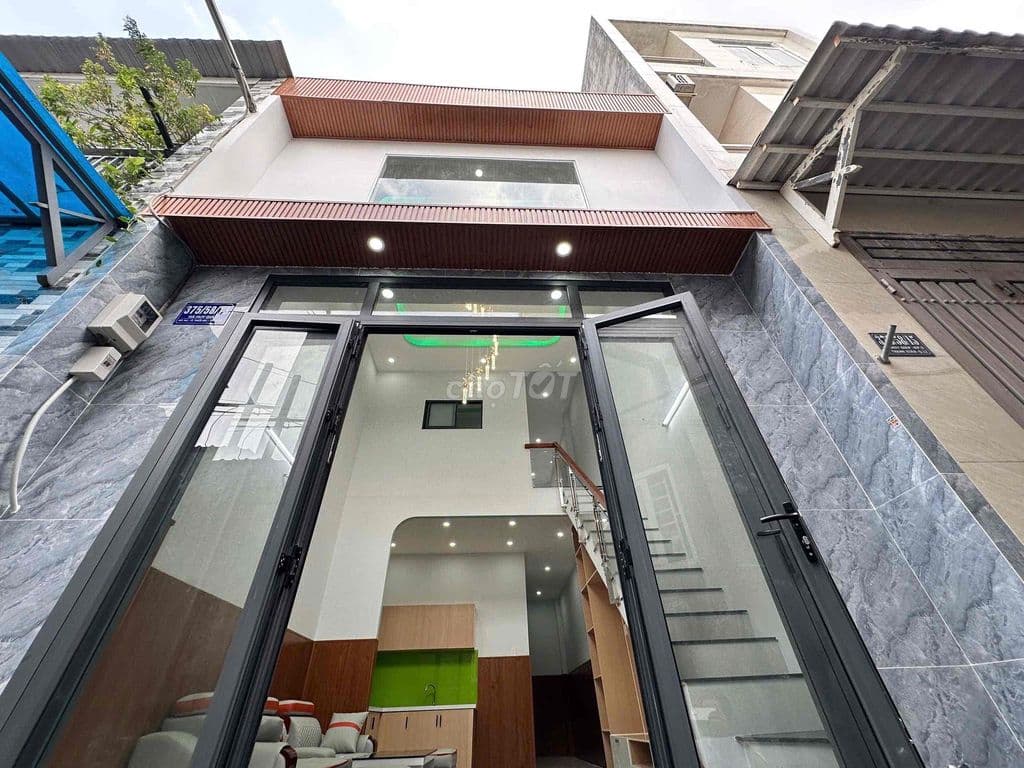 nhà đẹp 1/.hà huy giáp ngay sát Cầu Ngã Tư Ga sang GV 2 phút