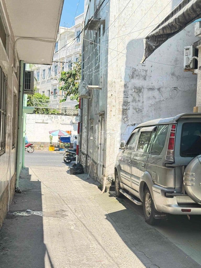 xuất cảnh cần bán gấp trong tháng nhà 4 lầu hxh cách mt 1 căn