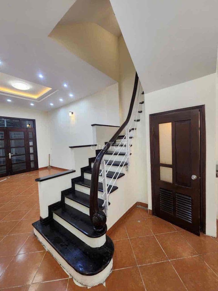 Nhà 5T đẹp ngõ La Thành ngõ 2,5m cách oto tránh 50m cách Mp 100m - Ảnh 3