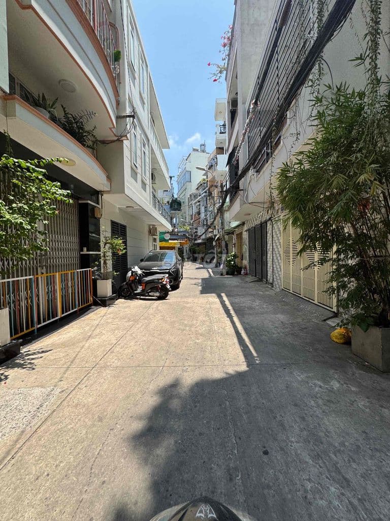 Hẻm xe hơi đỗ cửa Khánh Hội sát mặt tiền