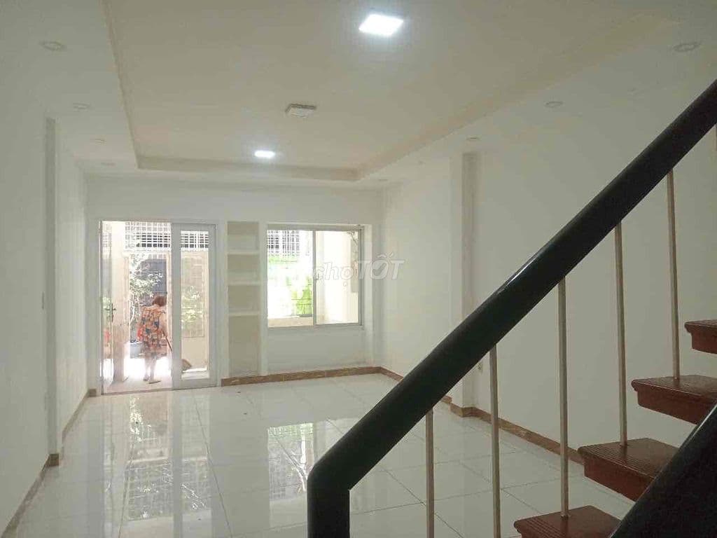 Nhà 3 tầng - Ảnh 3