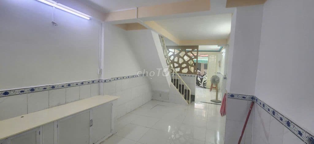 Sát vách Q1 - HXH - Dt 40m2 x 2 tầng BTCT vô ở ngay. Chỉ 4,99 tỷ tl - Ảnh 3