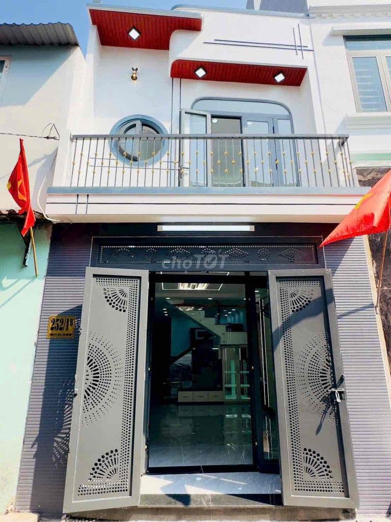 NHÀ MỚI 1/ HẺM XE HƠI VỊ TRÍ VÍP NGAY BẾN XE BUÝT HIỆP THÀNH . Q12