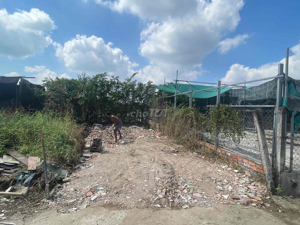 250tr có 44m2 đất vườn nền cao đg 3m. Bình Chánh