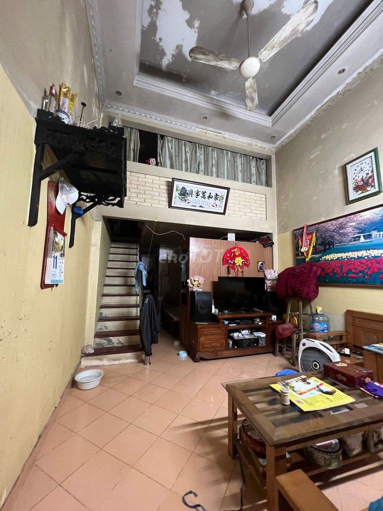 BÁN ĐẤT TẶNG NHÀ KHUNG CỘT CHẮC CHẮN - GẦN Ô TÔ - SỔ ĐẸP 1 PHÚT RA HỒ - Ảnh 3